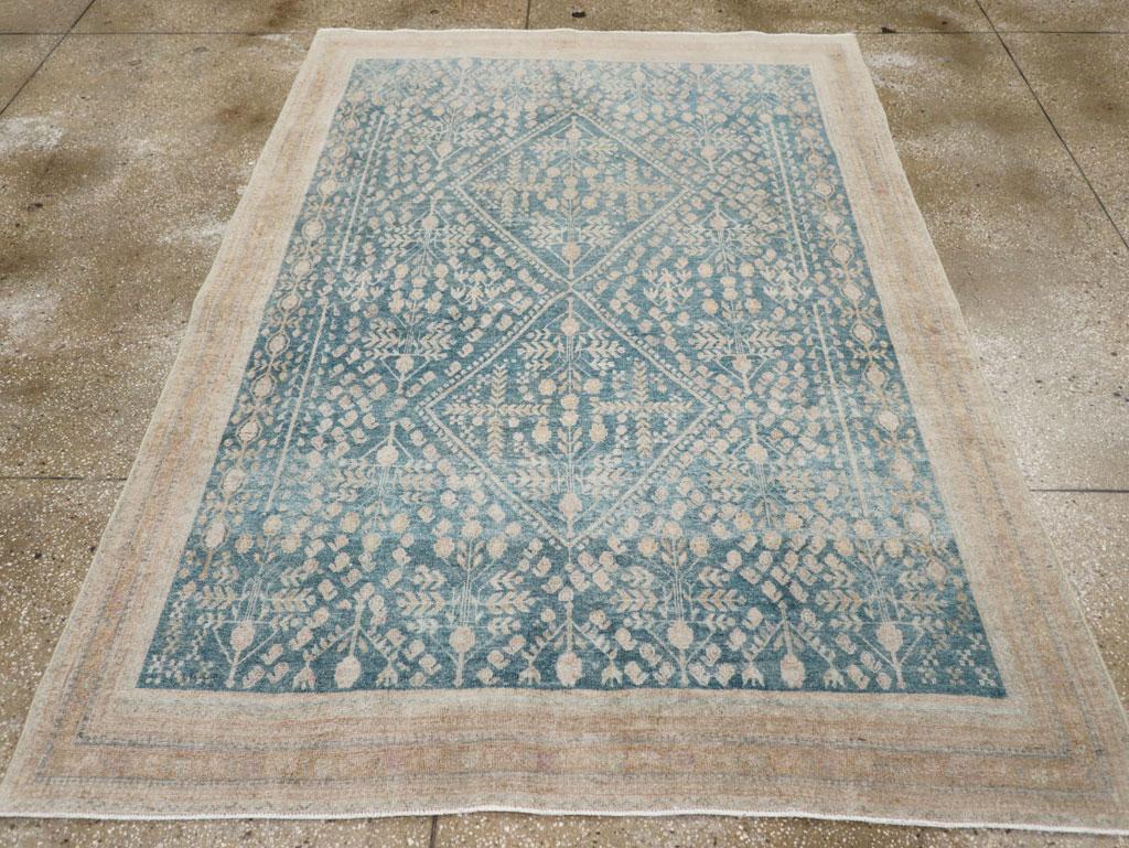 Alfombra de acento persa Afshar vintage hecha a mano a mediados del siglo XX.

Medidas: 5' 4