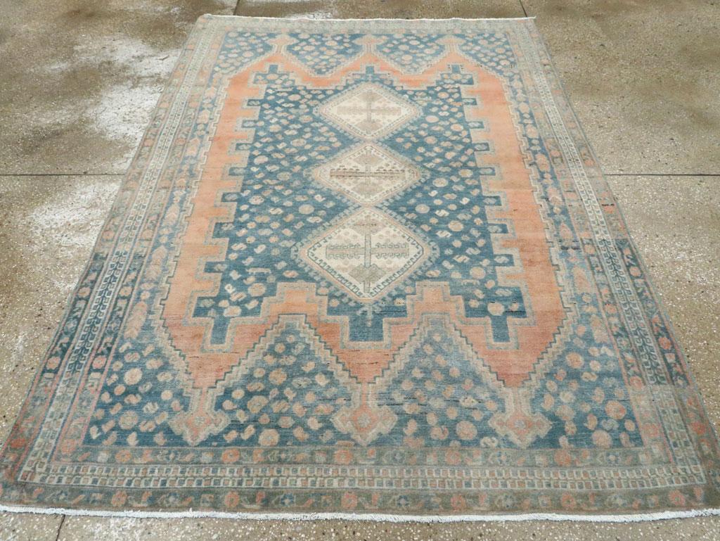 Alfombra de acento persa Afshar vintage hecha a mano a mediados del siglo XX.

Medidas: 5' 5