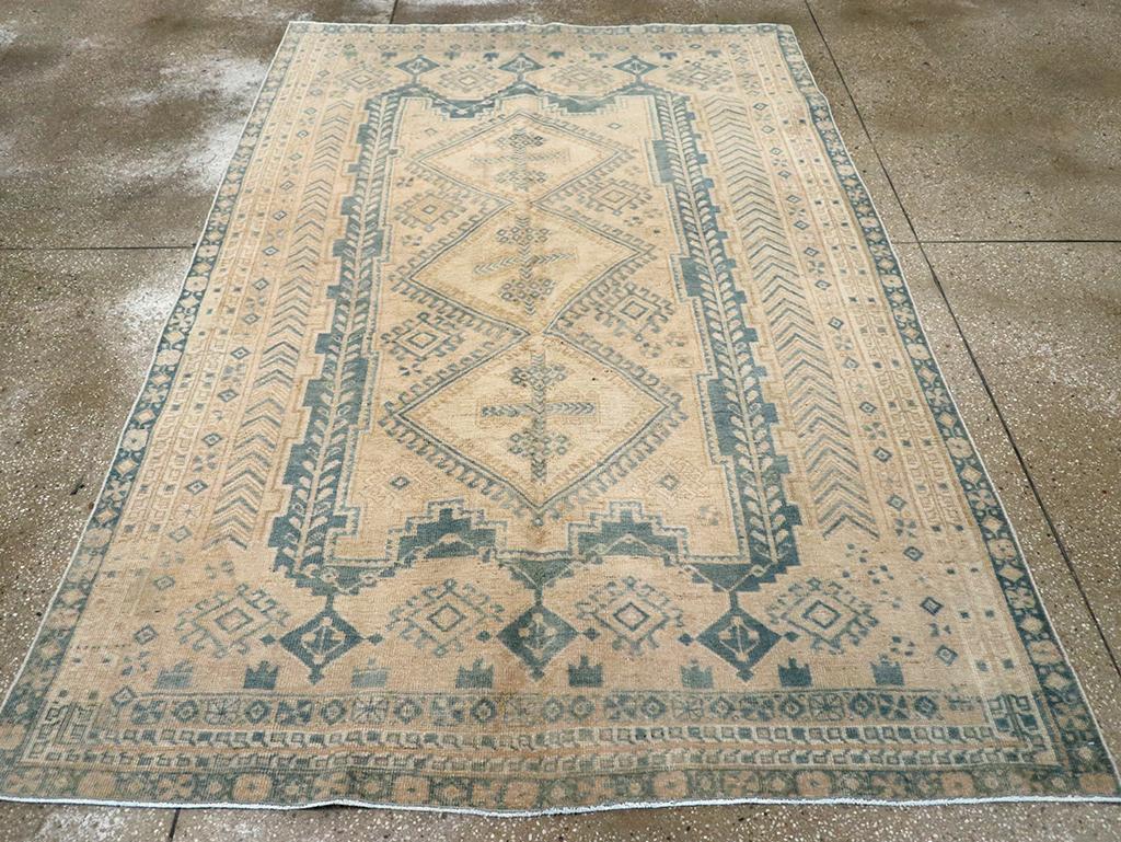 Alfombra de acento persa Afshar vintage. Nuestro diseño tribal persa SE Afshar más popular, aquí en formato de alfombra pequeña con un medallón de asta de diamante de triple gancho con rombos secundarios en suite, sobre un panel en forma de cartela