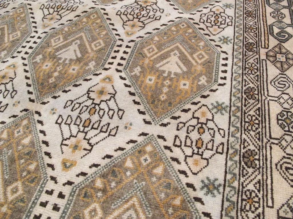 Tribal Tapis persan Afshar d'accentuation du milieu du 20e siècle en vente