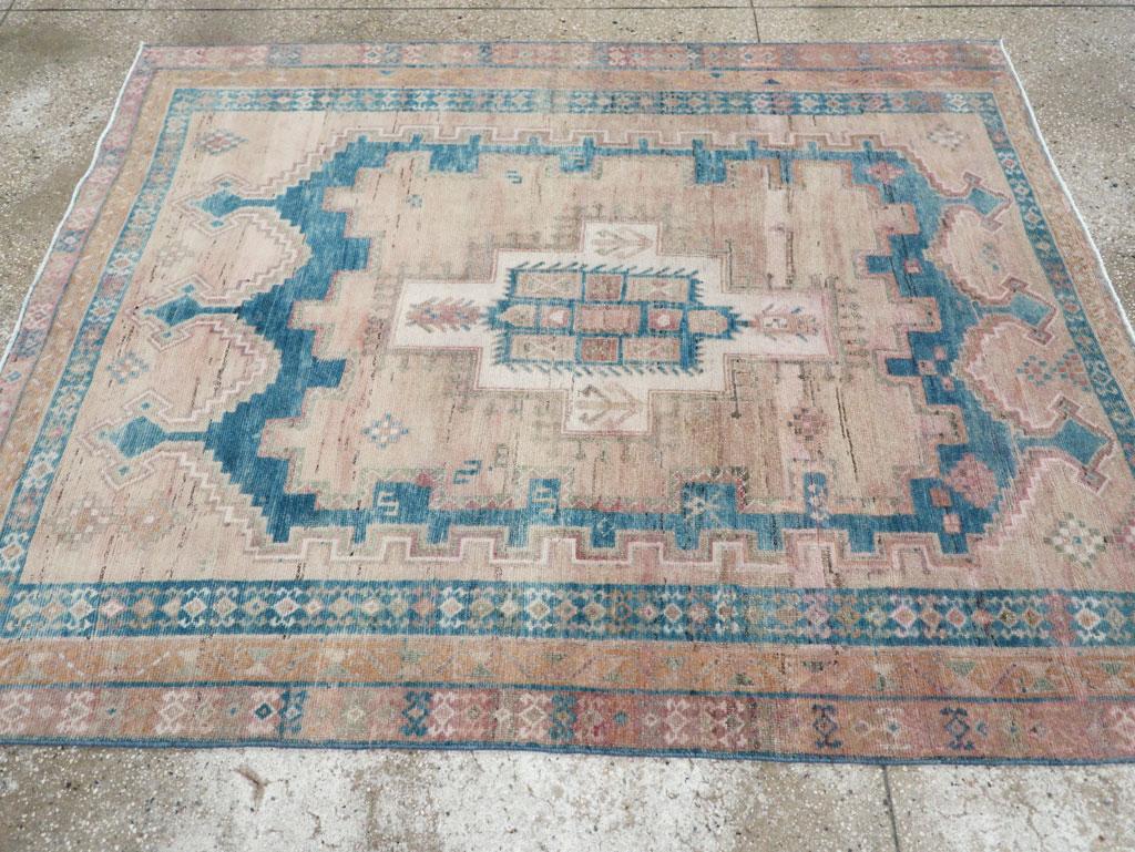 Mid-20th Century Persian Afshar Accent Rug Persa en venta