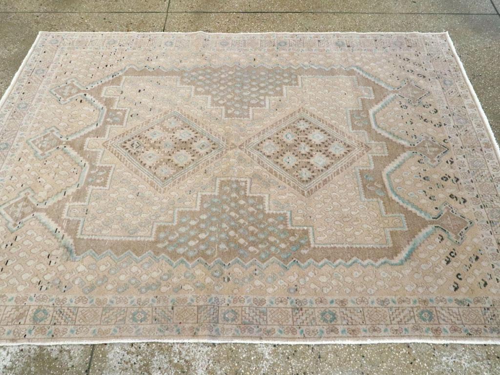 Alfombra de acento persa Afshar de mediados del siglo XX Anudado a mano en venta