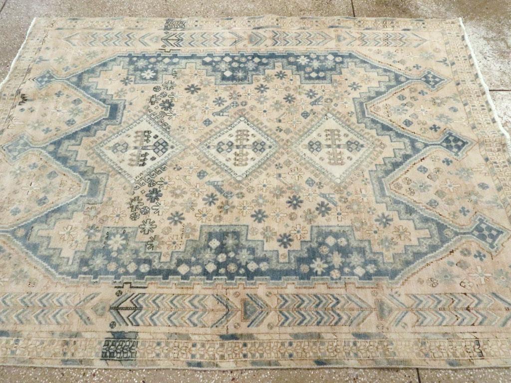 Alfombra de acento persa Afshar de mediados del siglo XX Anudado a mano en venta