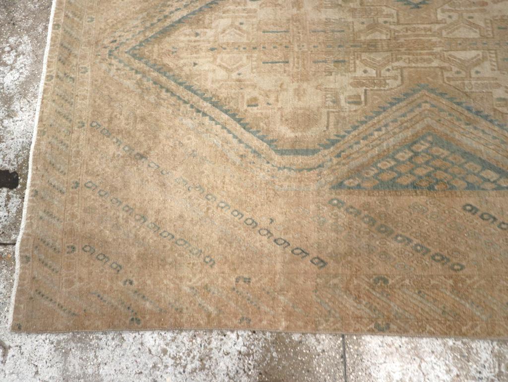 Alfombra de acento persa Afshar de mediados del siglo XX Anudado a mano en venta