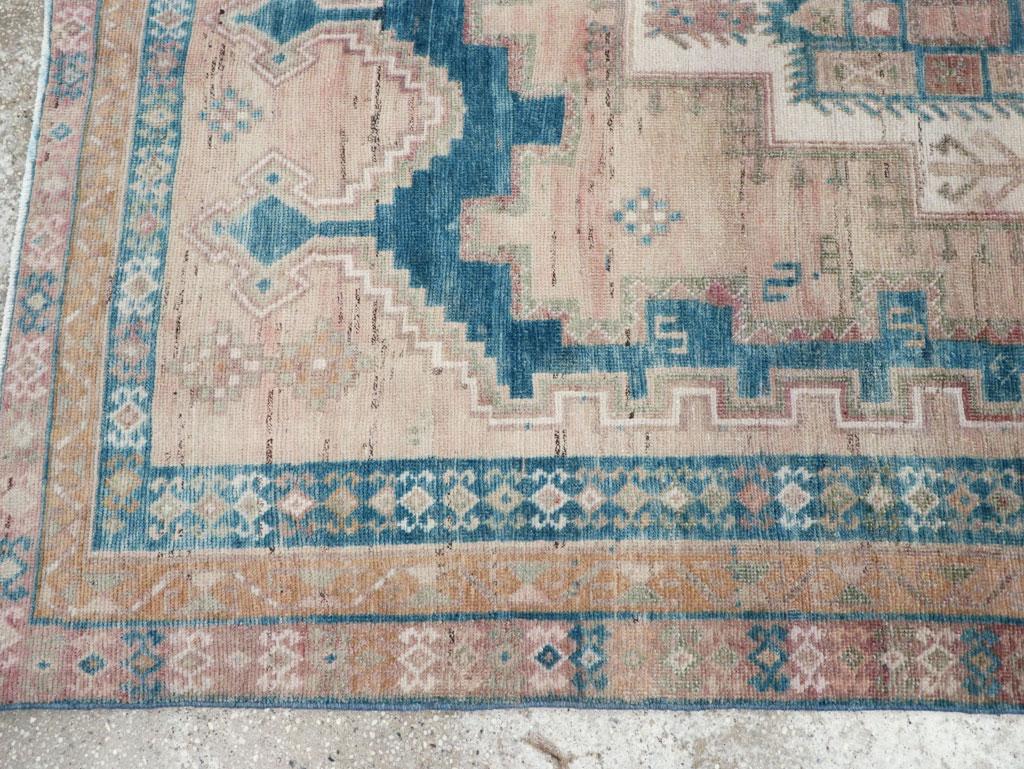 Mid-20th Century Persian Afshar Accent Rug Anudado a mano en venta