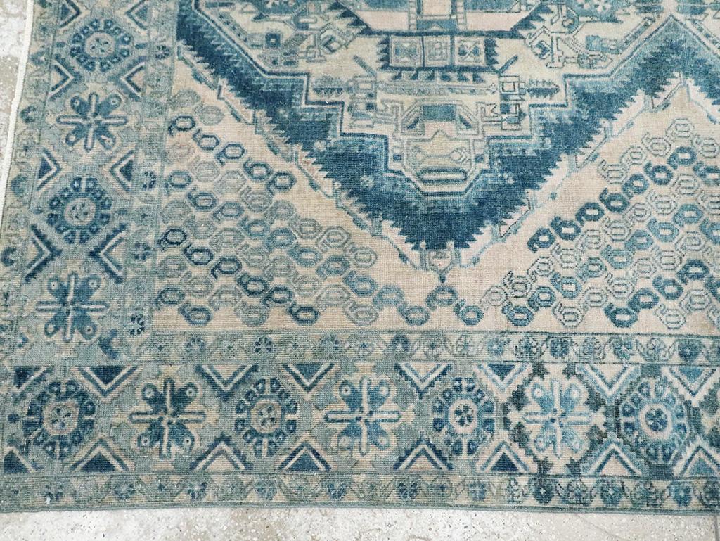 Mid-20th Century Persian Afshar Accent Rug Anudado a mano en venta