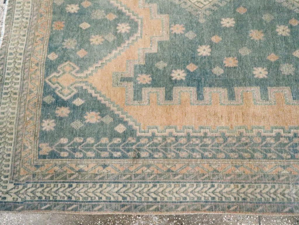 Mid-20th Century Persian Afshar Accent Rug Anudado a mano en venta