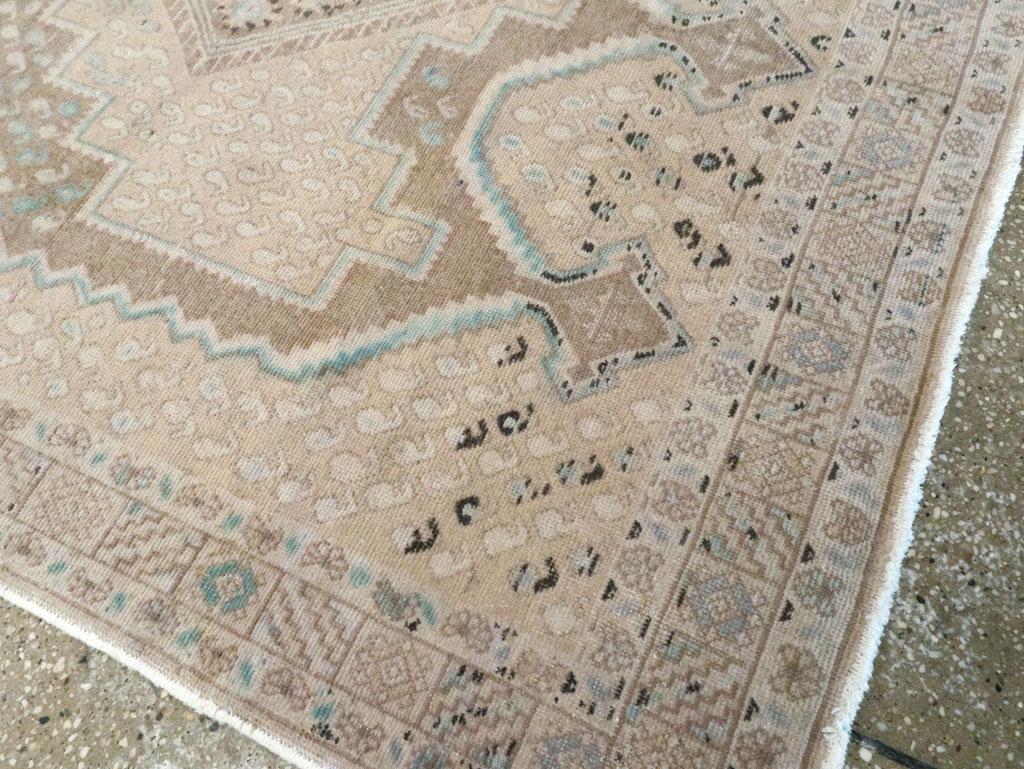 Alfombra de acento persa Afshar de mediados del siglo XX en Excelente estado para la venta en New York, NY