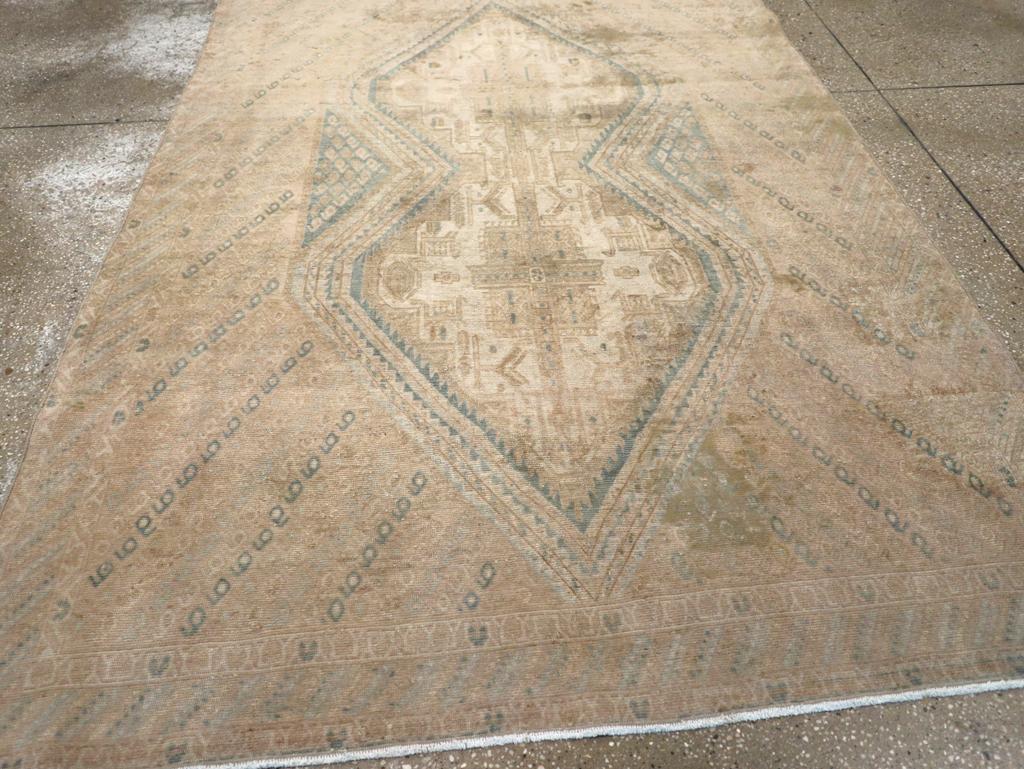 Alfombra de acento persa Afshar de mediados del siglo XX en Excelente estado para la venta en New York, NY