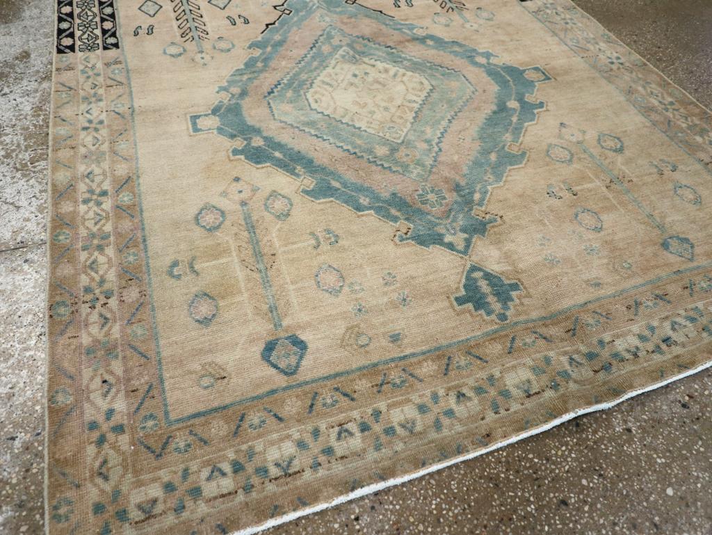 Alfombra de acento persa Afshar de mediados del siglo XX en Excelente estado para la venta en New York, NY