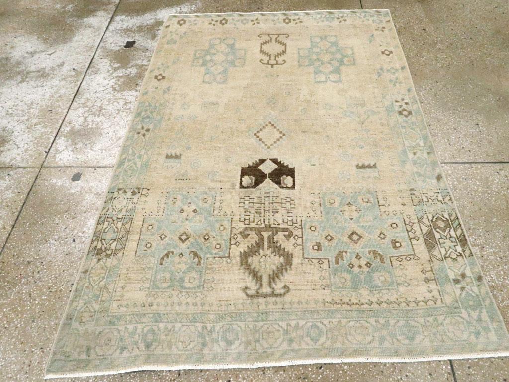 Due ashik a volute color terra di Siena sono incastonati verticalmente alle estremità del campo di paglia sabbiosa, con croci grasse di fianco di colore grigio-blu chiaro. Gli ashik potrebbero discendere da vasi di pezzi Afshar precedenti. Un paio