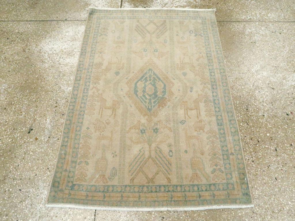Tappeto persiano d'epoca Afshar realizzato a mano nella metà del XX secolo.

Misure: 2' 8