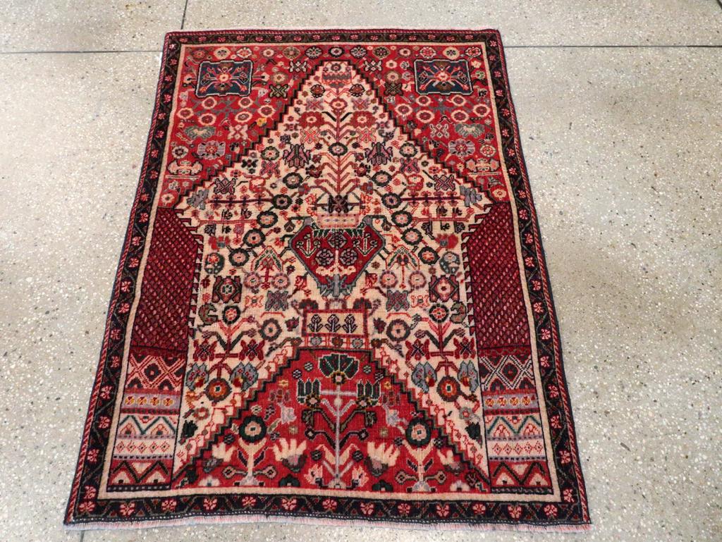 Alfombra persa Afshar de época, hecha a mano a mediados del siglo XX.

Medidas: 2' 9