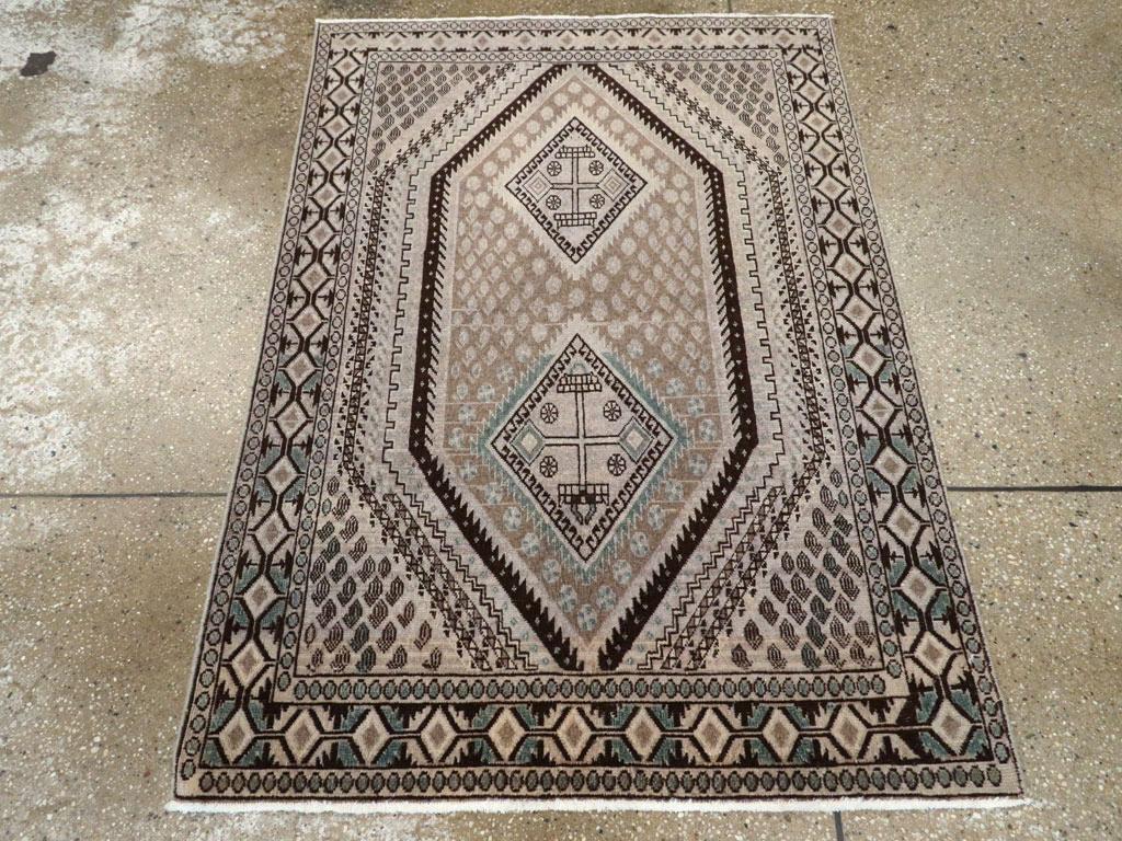 Ein alter persischer Afshar-Teppich. Die Boteh-Ecken heben das vibrierende, ineinander verschachtelte Sechseck in der Mitte mit seinen zwei getrennten, gezackten Elfenbein-Rauten und der Boteh-Füllung hervor.  Die Hauptbordüre unseres SE Persian