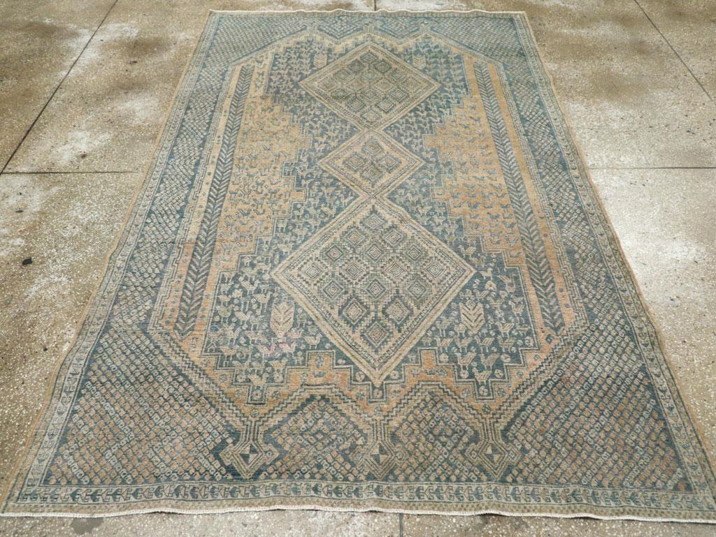 Alfombra de acento persa Afshar vintage hecha a mano a mediados del siglo XX.

Medidas: 5' 6