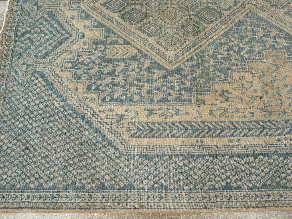 Alfombra de acento tribal persa Afshar de mediados del siglo XX Anudado a mano en venta