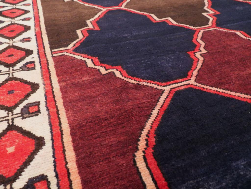 Alfombra de acento persa Bakhtiari de mediados del siglo XX Tribal en venta
