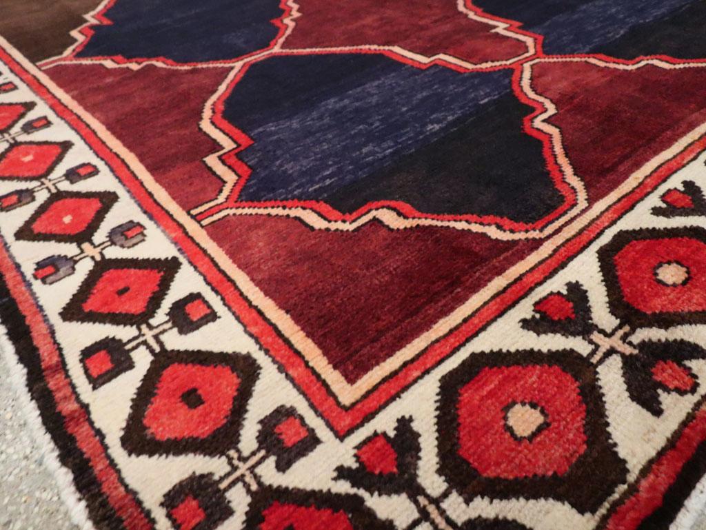 Alfombra de acento persa Bakhtiari de mediados del siglo XX en Excelente estado para la venta en New York, NY