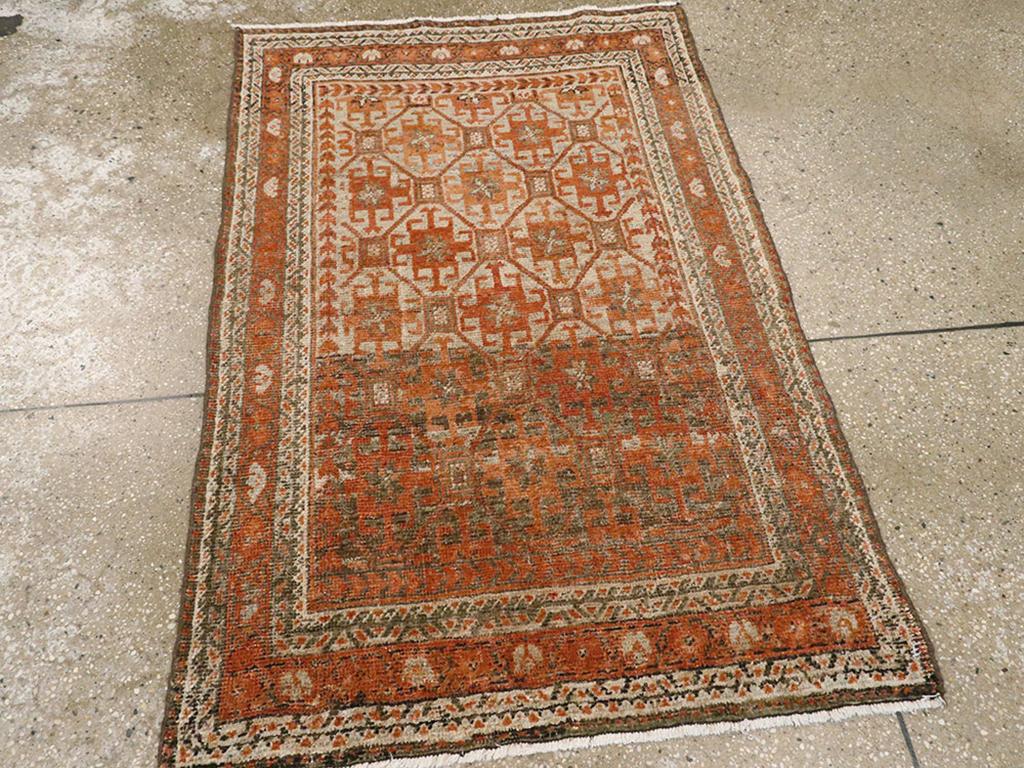 Annodato a mano Tappeto da lancio persiano Baluch della metà del XX secolo in vendita