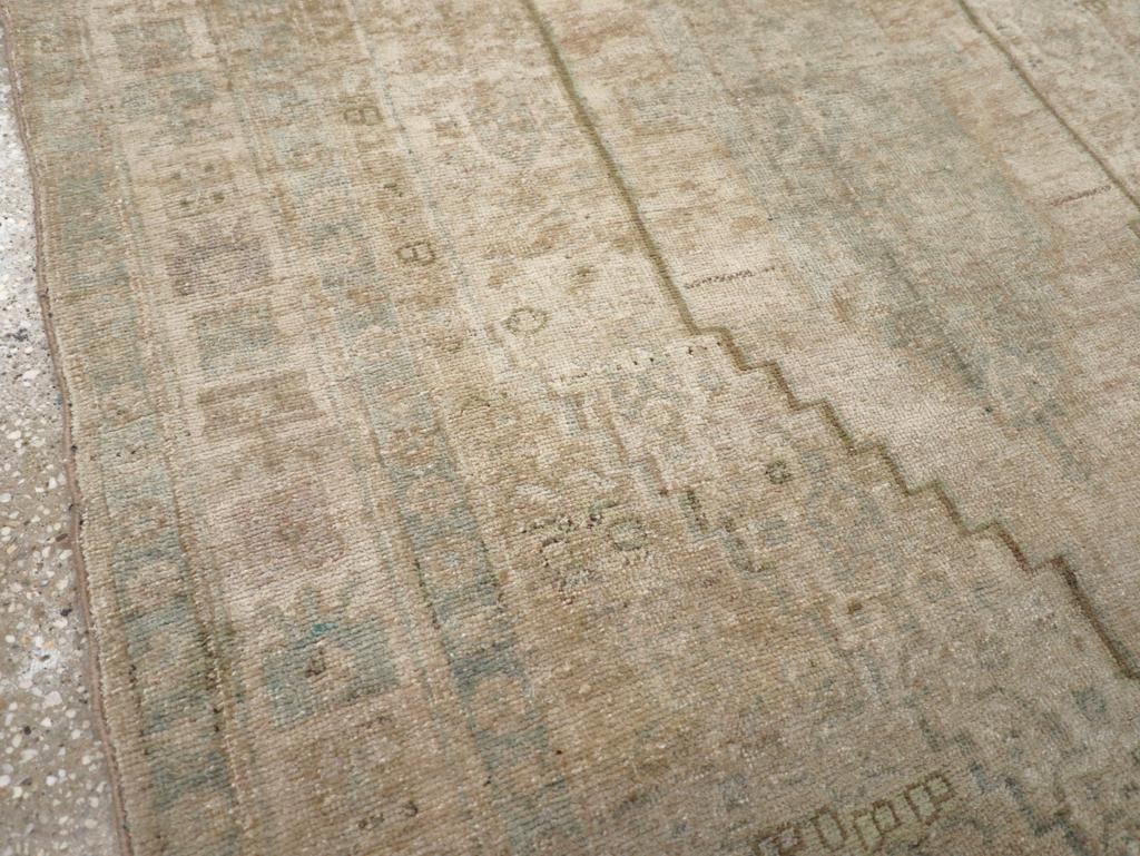 Rustique Tapis d'appoint persan Bidjar du milieu du 20e siècle en vente