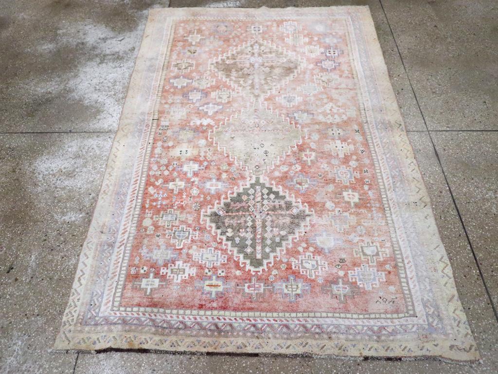 Alfombra de acento vintage persa de algodón Shiraz, hecha a mano a mediados del siglo XX.

Medidas: 4' 9
