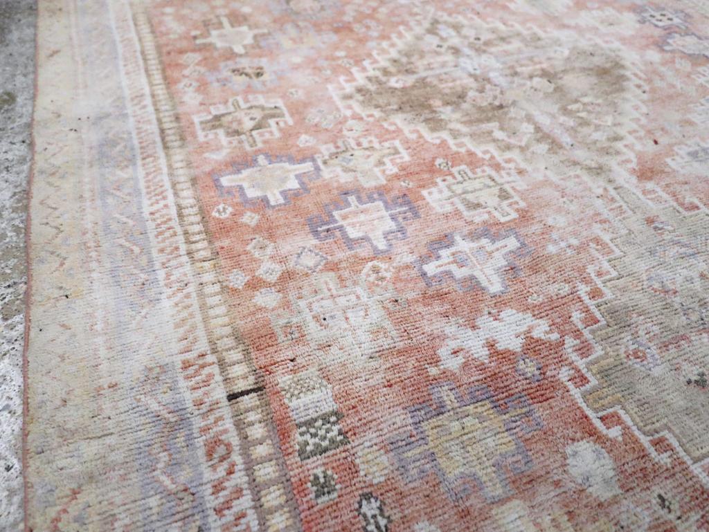 Alfombra de acento Shiraz de algodón persa de mediados del siglo XX Persa en venta