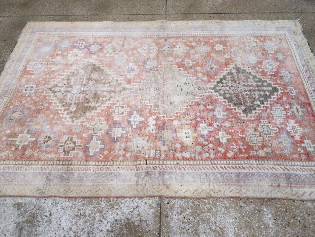 Alfombra de acento Shiraz de algodón persa de mediados del siglo XX Anudado a mano en venta