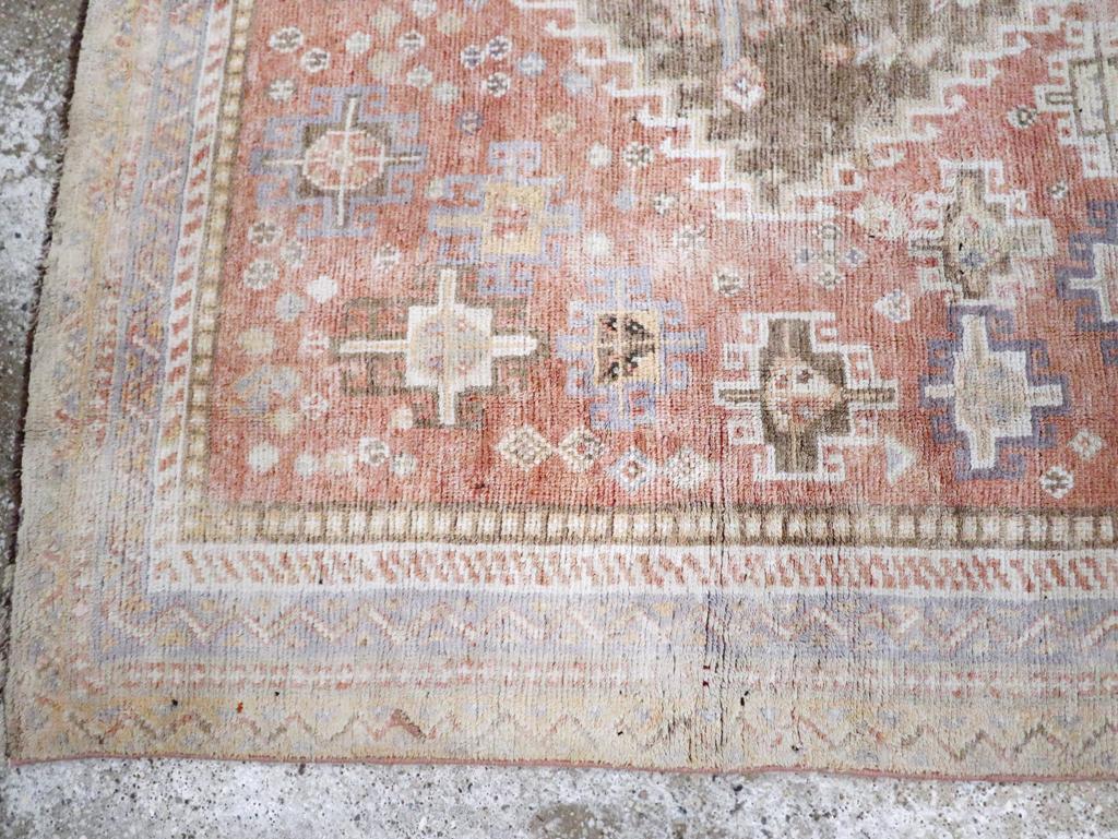 Alfombra de acento Shiraz de algodón persa de mediados del siglo XX en Excelente estado para la venta en New York, NY