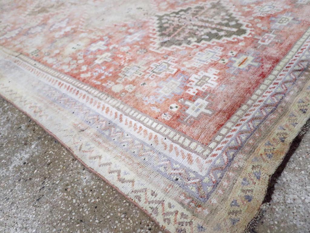 Alfombra de acento Shiraz de algodón persa de mediados del siglo XX Algodón en venta