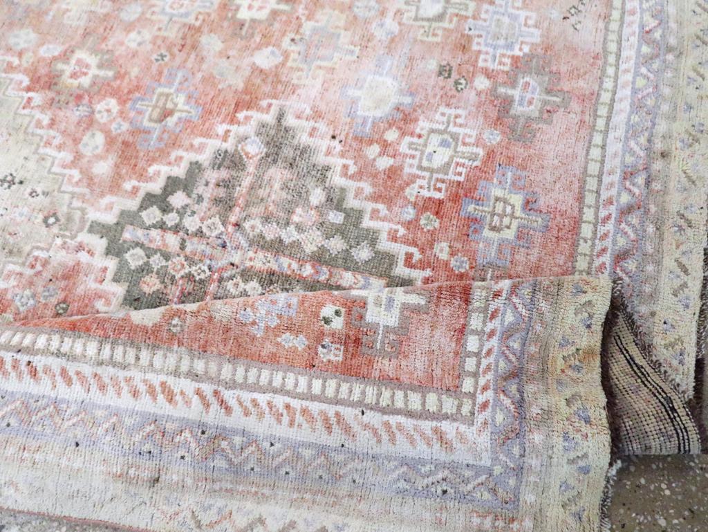 Alfombra de acento Shiraz de algodón persa de mediados del siglo XX en venta 1