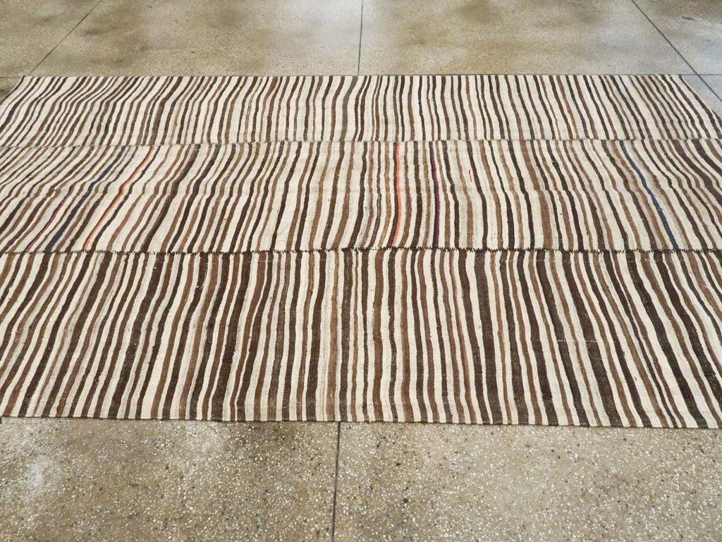 Mid-20th Century Persian Flat-Weave Kilim Modern Farmhouse Room Size Rug In Good Condition For Sale In New York, NY