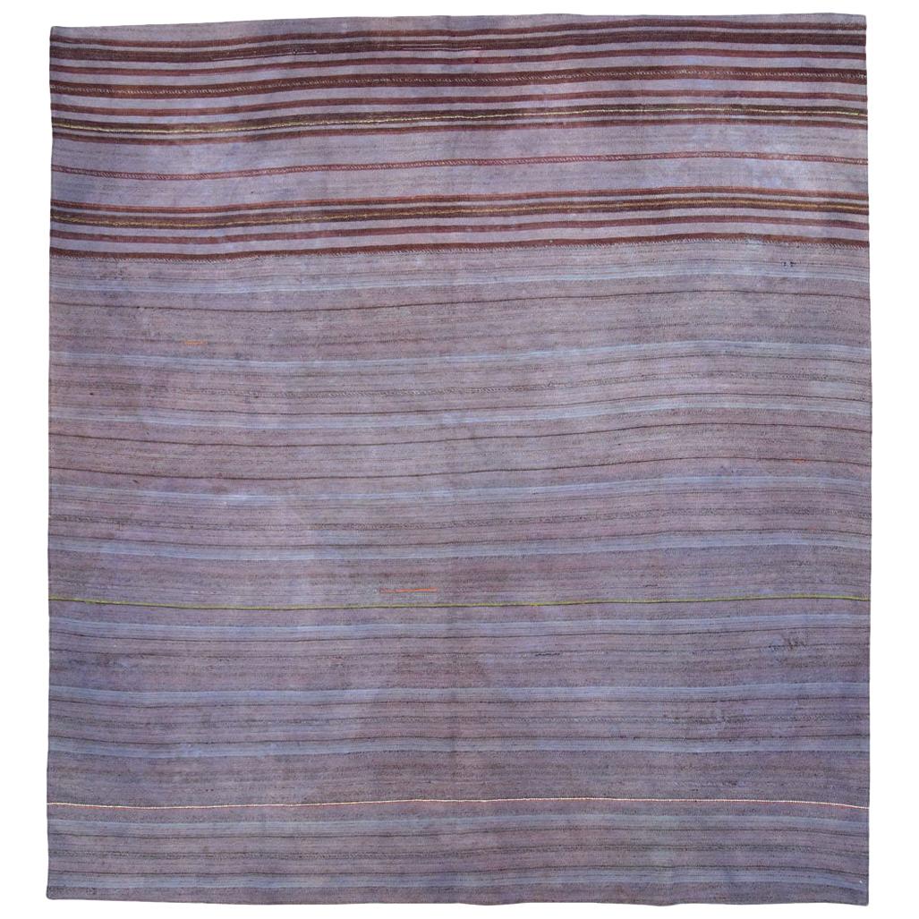 Tappeto persiano a trama piatta Kilim quadrato della metà del XX secolo in color pervinca in vendita