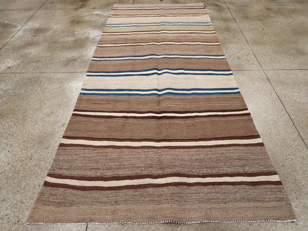 Dieser persische Flachgewebe-Kilim-Teppich aus der Mitte des 20. Jahrhunderts mit den Maßen 4' 8