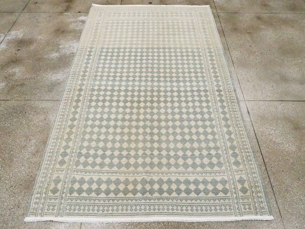 Dieser persische Flachgewebe-Kilim aus der Mitte des 20. Jahrhunderts mit den Maßen 6' 0