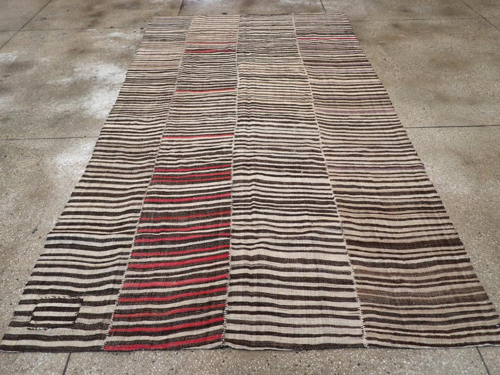 Dieser persische Flachgewebe-Kilim-Teppich aus der Mitte des 20. Jahrhunderts mit den Maßen 6' 1