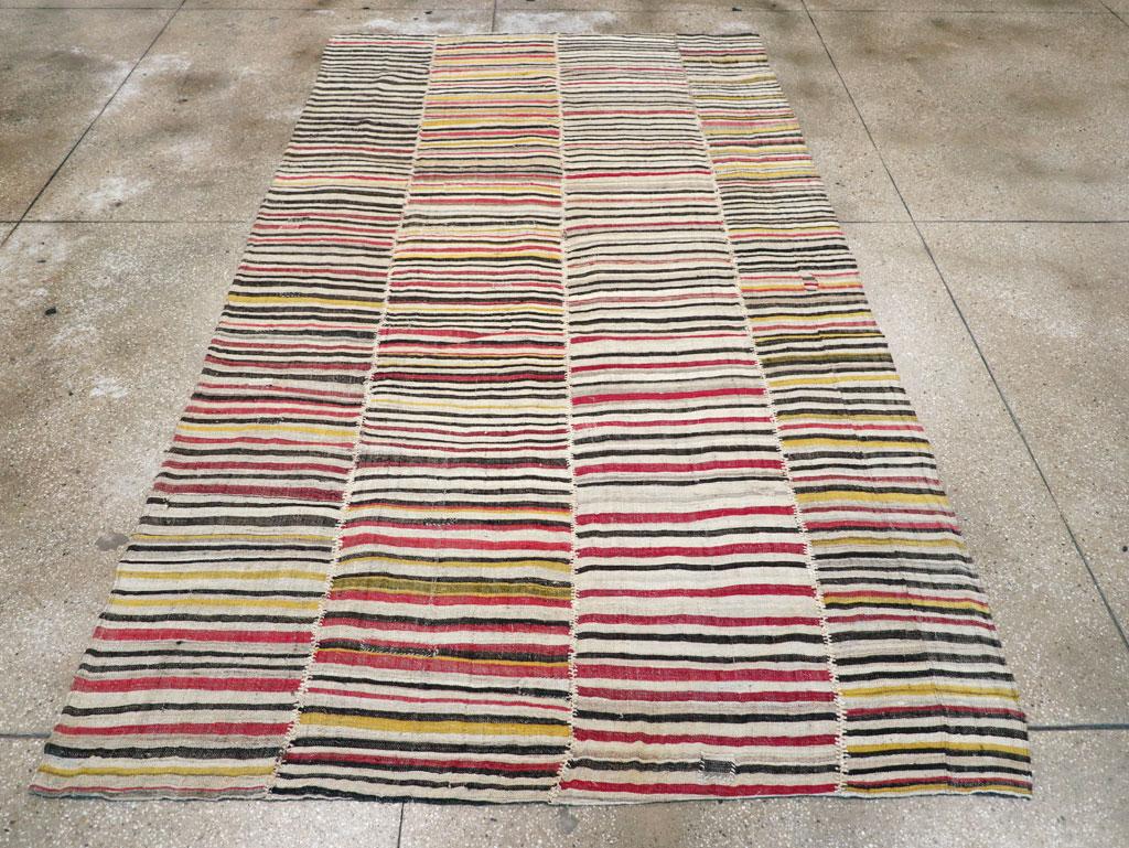 Dieser persische Flachgewebe-Kilim-Teppich aus der Mitte des 20. Jahrhunderts mit den Maßen 6' 1