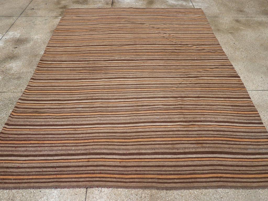Dieser persische Flachgewebe-Kelimteppich aus der Mitte des 20. Jahrhunderts mit den Maßen 7' 6