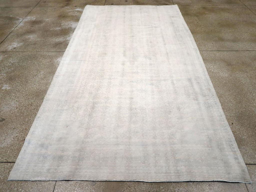 Ein alter persischer Flachgewebe-Kilim-Akzentteppich. Dieser flachgewebte, lange Teppich ist eine Studie in silbrigem Beige, Elfenbeinbeige und hellem Taupe, ganz in gedämpfter Form. Das Muster ist eher zweitrangig, aber der ruhige All-Over-Look ist