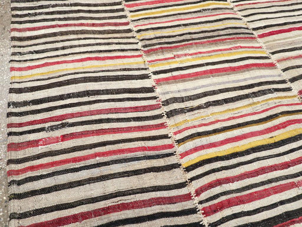 Mitte des 20. Jahrhunderts Persischer Flachgewebe-Kilim-Akzentteppich (Kelim) im Angebot