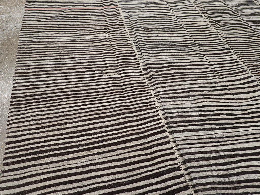 Mitte des 20. Jahrhunderts Persischer Flachgewebe-Kilim-Akzentteppich (Kelim) im Angebot