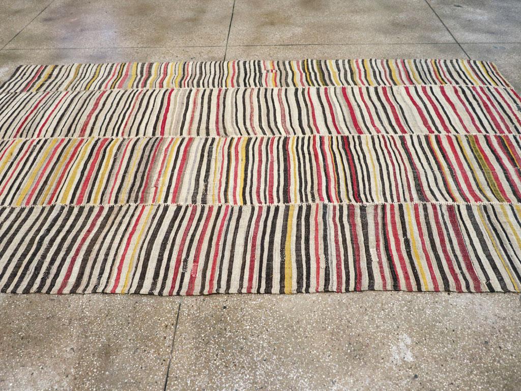 Mitte des 20. Jahrhunderts Persischer Flachgewebe-Kilim-Akzentteppich (Handgewebt) im Angebot