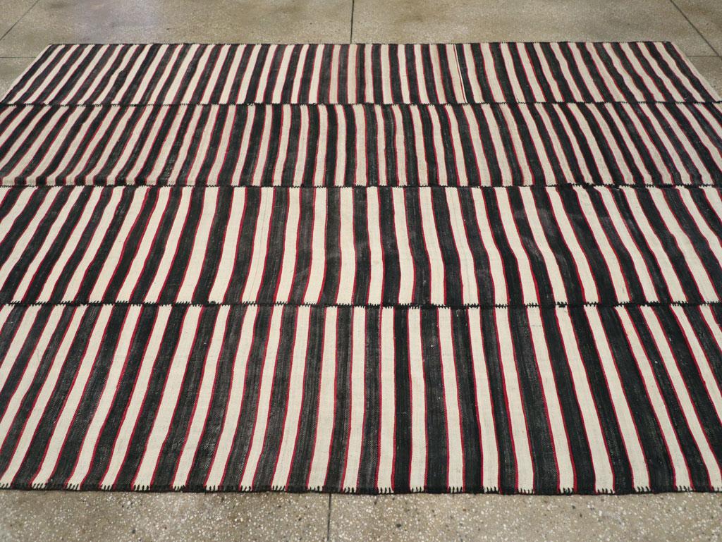 Mitte des 20. Jahrhunderts Persischer Flachgewebe-Kilim-Akzentteppich (Handgewebt) im Angebot