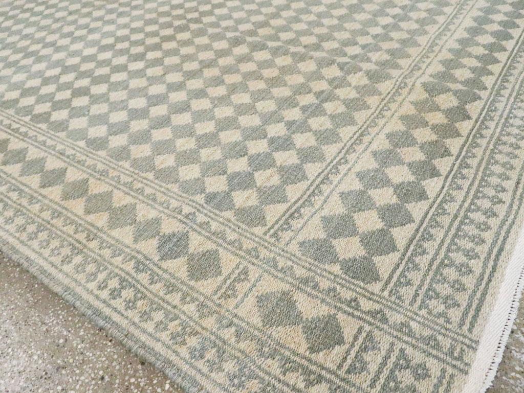 Mitte des 20. Jahrhunderts Persischer Flachgewebe-Kilim-Akzentteppich im Zustand „Hervorragend“ im Angebot in New York, NY