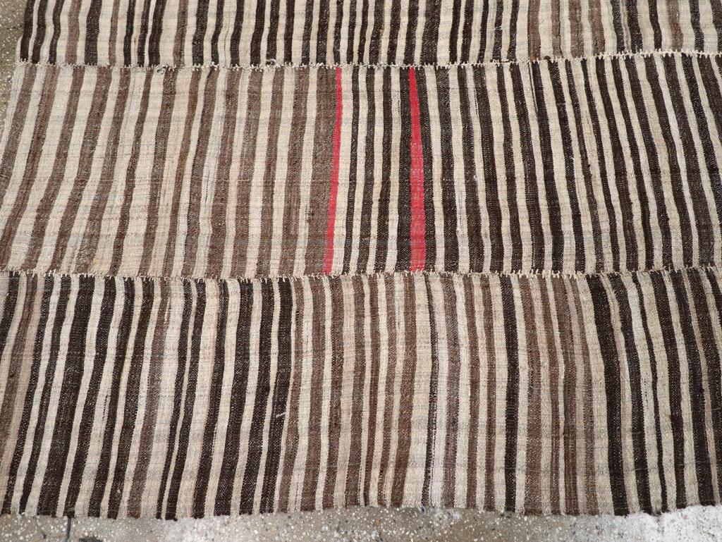 Mitte des 20. Jahrhunderts Persischer Flachgewebe-Kilim-Akzentteppich im Zustand „Hervorragend“ im Angebot in New York, NY