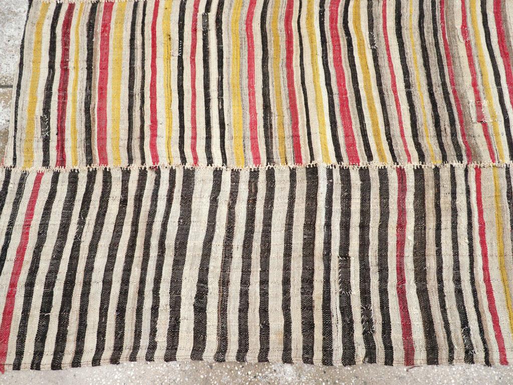 Mitte des 20. Jahrhunderts Persischer Flachgewebe-Kilim-Akzentteppich im Zustand „Hervorragend“ im Angebot in New York, NY