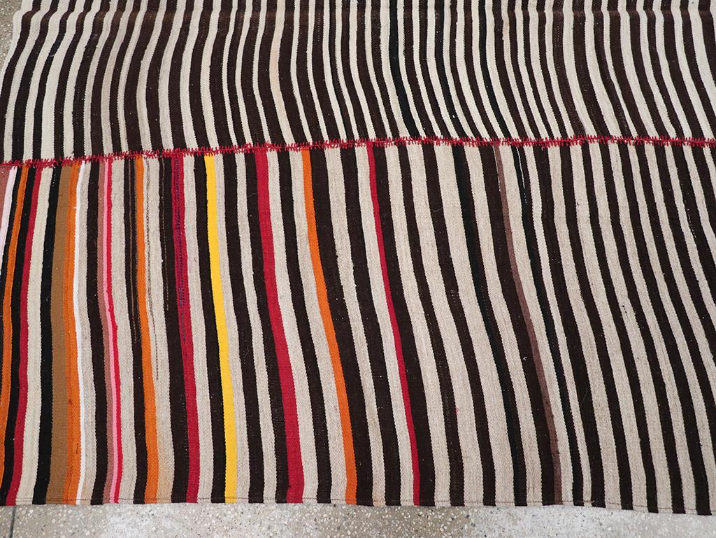Mitte des 20. Jahrhunderts Persischer Flachgewebe-Kilim-Akzentteppich im Zustand „Hervorragend“ im Angebot in New York, NY