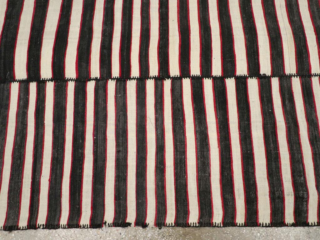 Mitte des 20. Jahrhunderts Persischer Flachgewebe-Kilim-Akzentteppich im Zustand „Hervorragend“ im Angebot in New York, NY
