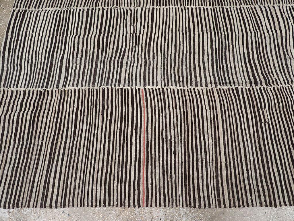 Mitte des 20. Jahrhunderts Persischer Flachgewebe-Kilim-Akzentteppich im Zustand „Hervorragend“ im Angebot in New York, NY