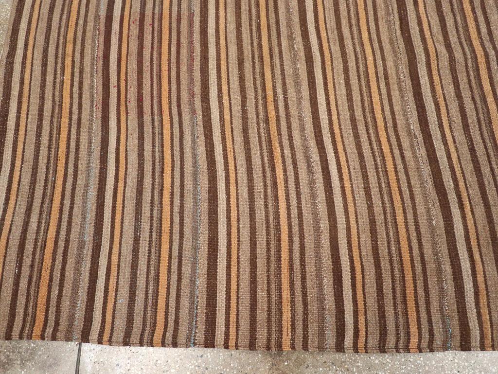 Mitte des 20. Jahrhunderts Persischer Flachgewebe-Kilim-Akzentteppich im Zustand „Hervorragend“ im Angebot in New York, NY