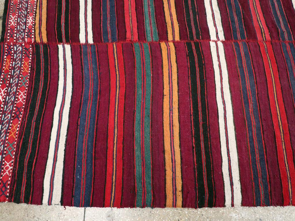 Mitte des 20. Jahrhunderts Persischer Flachgewebe-Kilim-Akzentteppich im Zustand „Hervorragend“ im Angebot in New York, NY